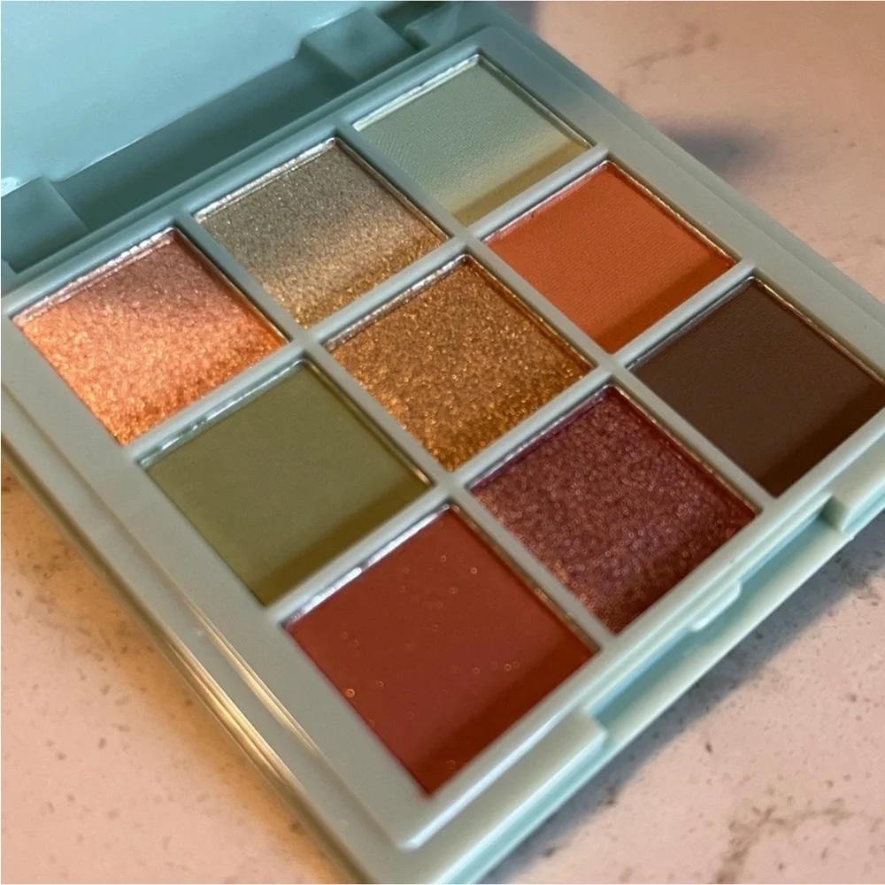 NWT Glow core Mystic Earth 9 Shades Eyeshadow Palette